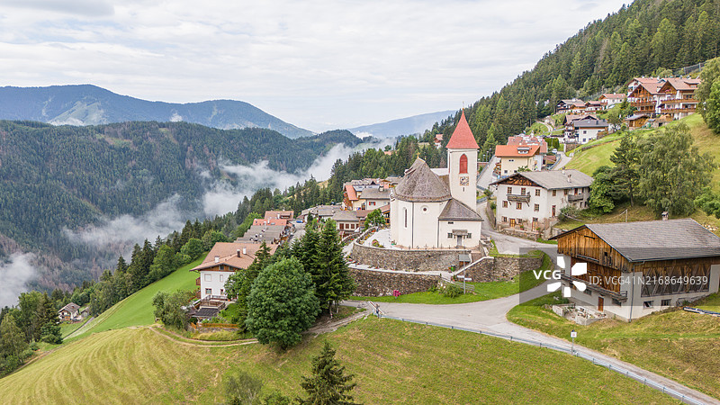 布雷萨诺内附近城镇的无人机航拍视角图片素材