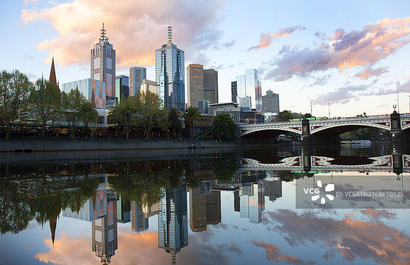 墨尔本市中心亚拉河倒影图片素材