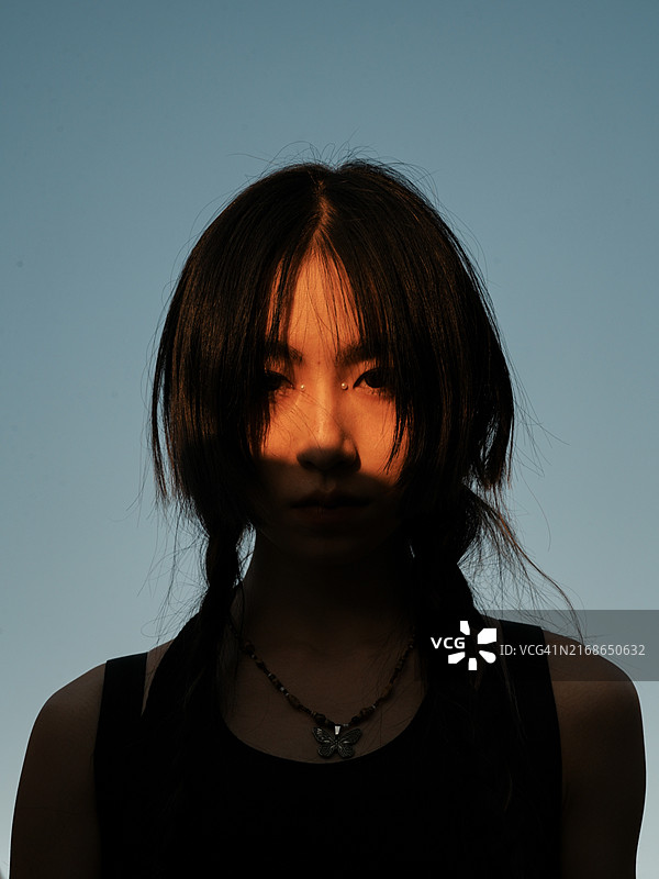 日落时分香港天空下的女性面部特写图片素材