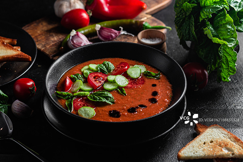 碗里的汤特写放在桌子上图片素材