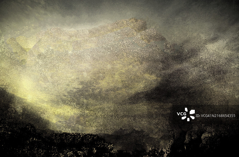 昏暗天空与黄色光芒照亮的云彩抽象图像图片素材