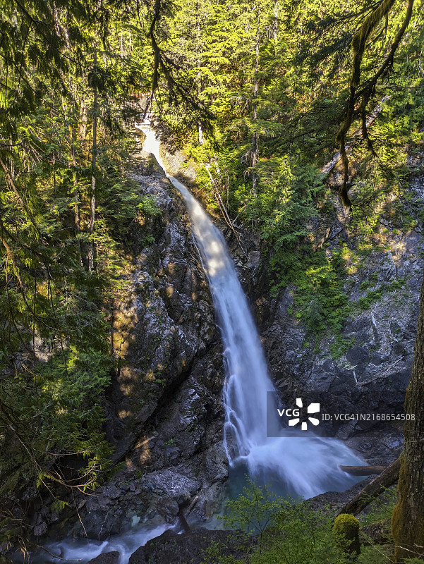 加拿大不列颠哥伦比亚省温哥华岛上米拉瀑布图片素材
