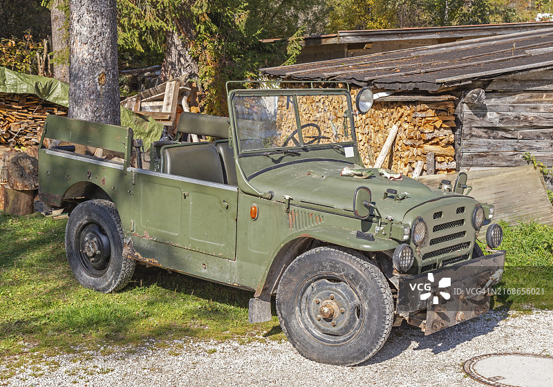 旧军用越野车图片素材