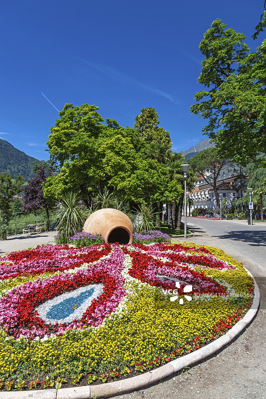 梅拉诺温泉长廊上的花艺，南蒂罗尔图片素材