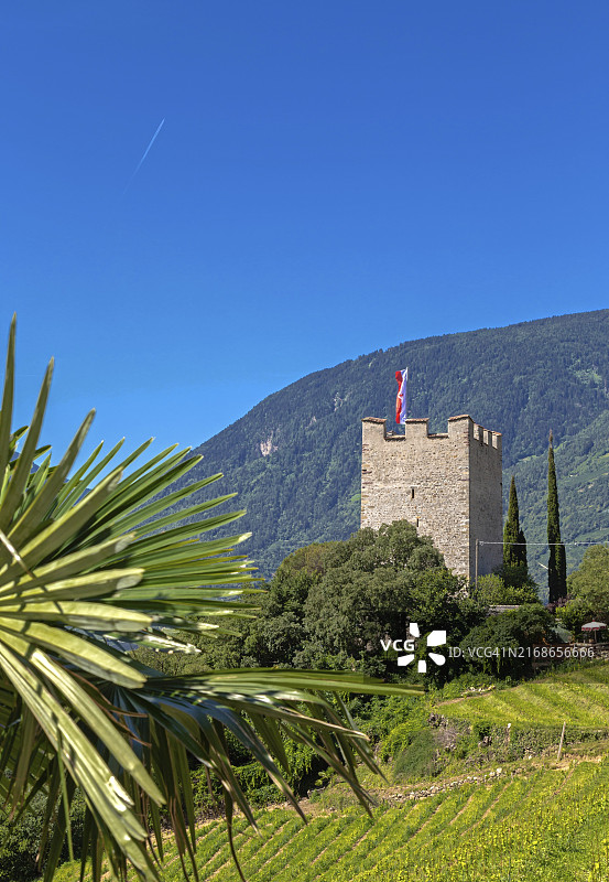 梅拉诺上方的中世纪火药塔，南蒂罗尔图片素材