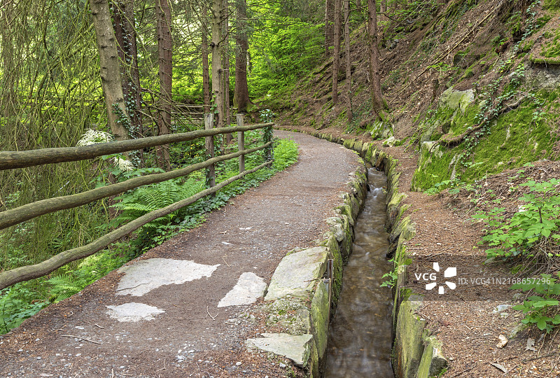 申纳瓦尔韦格，位于意大利南蒂罗尔梅兰附近图片素材