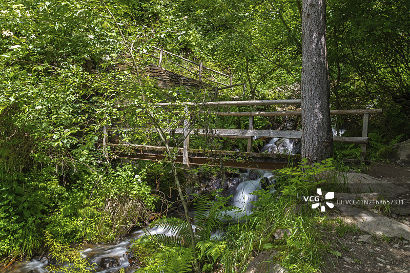 南蒂罗尔梅兰附近施切纳上方的施切纳瓦尔weg小瀑布图片素材