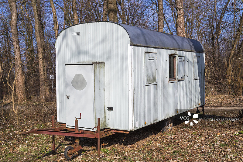 森林中废弃的旧房车图片素材