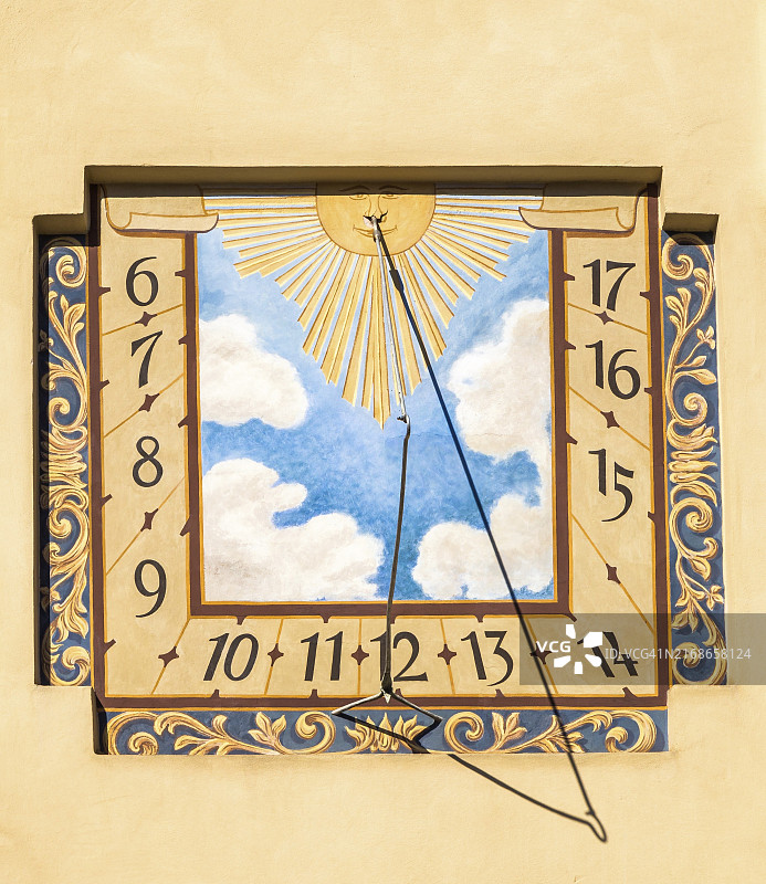 巴伐利亚历史建筑上的日晷图片素材