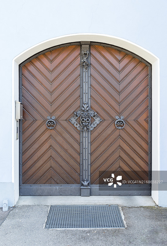 车道上的实木大门图片素材