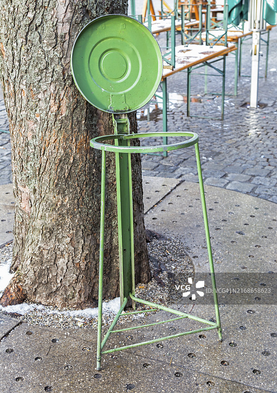 慕尼黑维克图阿连市场上的空垃圾桶架图片素材