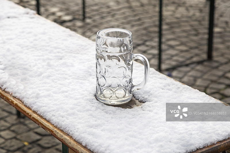 慕尼黑维克图阿连市场雪地里被遗忘的啤酒杯图片素材