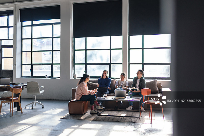 在现代办公环境中协作的年轻职场人士图片素材