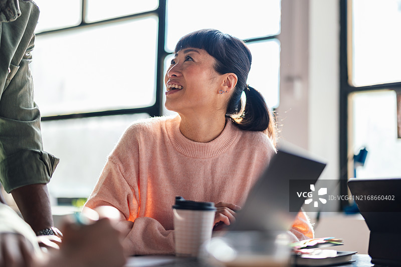 参与团队协作的微笑年轻职场人士图片素材