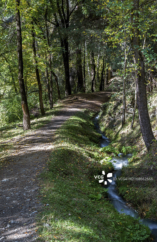 施卢德恩斯附近莱滕瓦尔的瓦尔韦格小径，南蒂罗尔图片素材