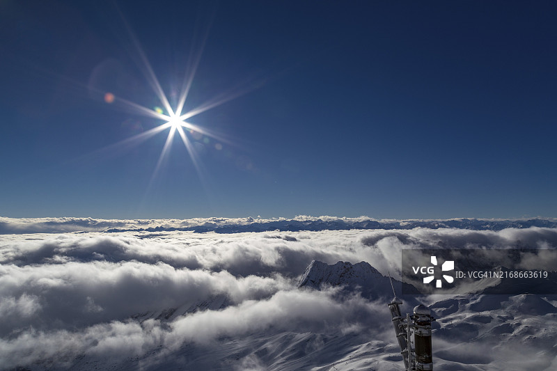 楚格峰的冬日阳光图片素材