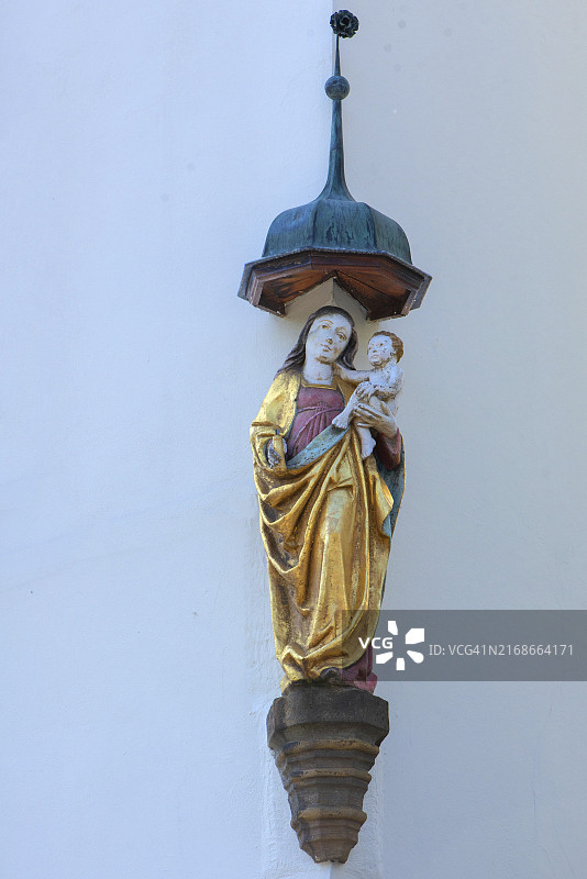 住宅楼上的圣徒、圣母像，带有天篷，地点：德国巴伐利亚州纽伦堡Nonnengasse图片素材