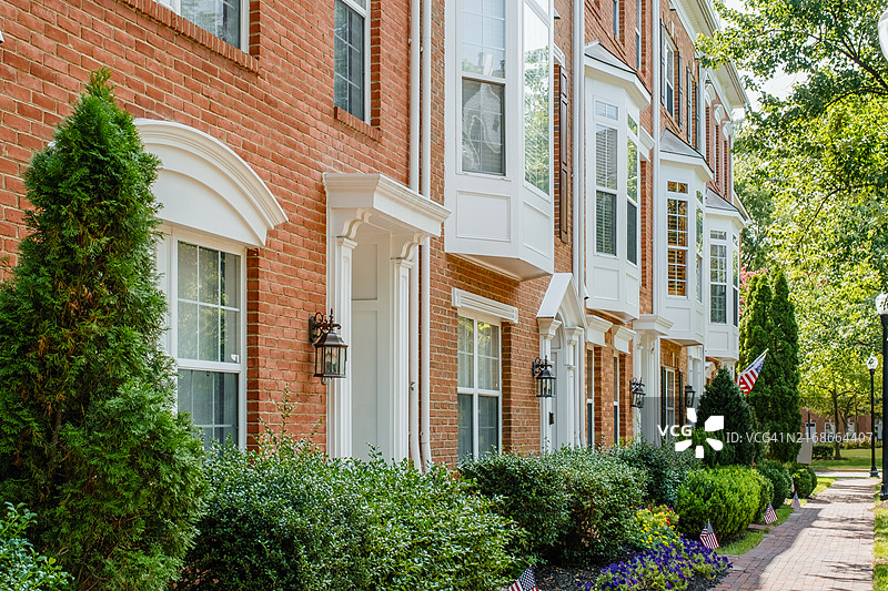 住宅区中的一排联排别墅图片素材