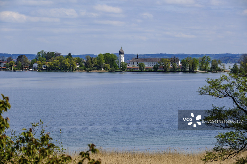 从海伦基姆see岛到弗劳恩岛的景色，上巴伐利亚的弗劳恩沃特修道院，德国，欧洲图片素材