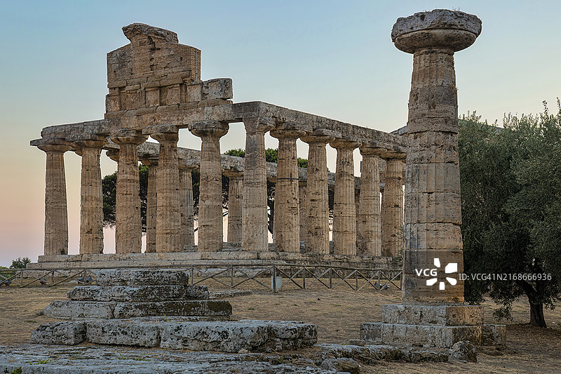 意大利坎帕尼亚帕埃斯图姆的古希腊神庙图片素材