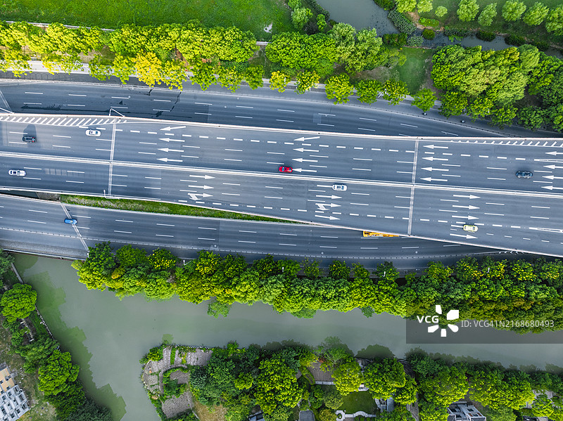 绿色高速公路航拍景色图片素材