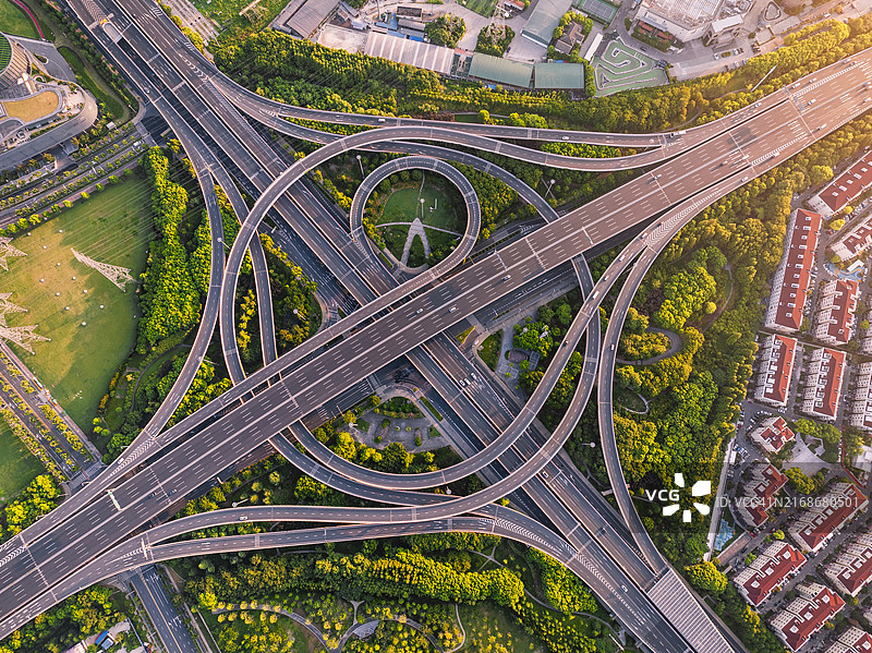 清晨高架路口鸟瞰图，日出图片素材