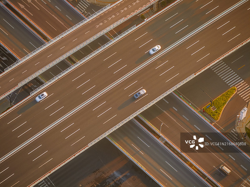 道路交叉口和高架桥上的汽车，高速公路交叉口图片素材