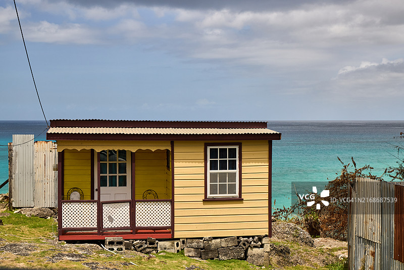 巴巴多斯斯佩茨敦附近的木制小屋图片素材