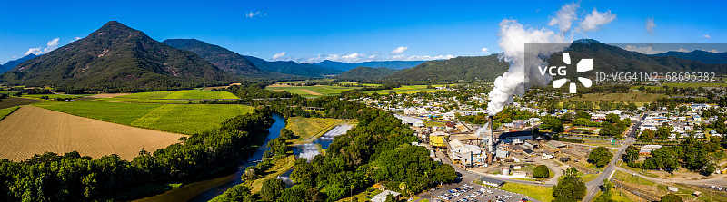 乡村景观的空中景色，山谷中有一家工厂和群山图片素材