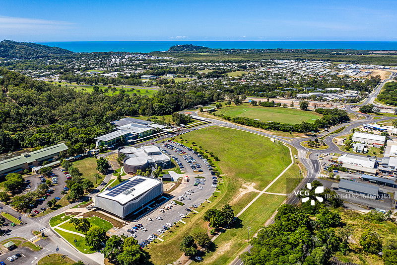 晴朗的澳大利亚凯恩斯市詹姆斯库克大学校园和海岸线鸟瞰图图片素材