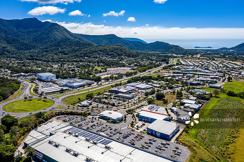 凯恩斯史密斯菲尔德的航拍，展示了晴朗天空下的葱郁景观、商业区和道路图片素材