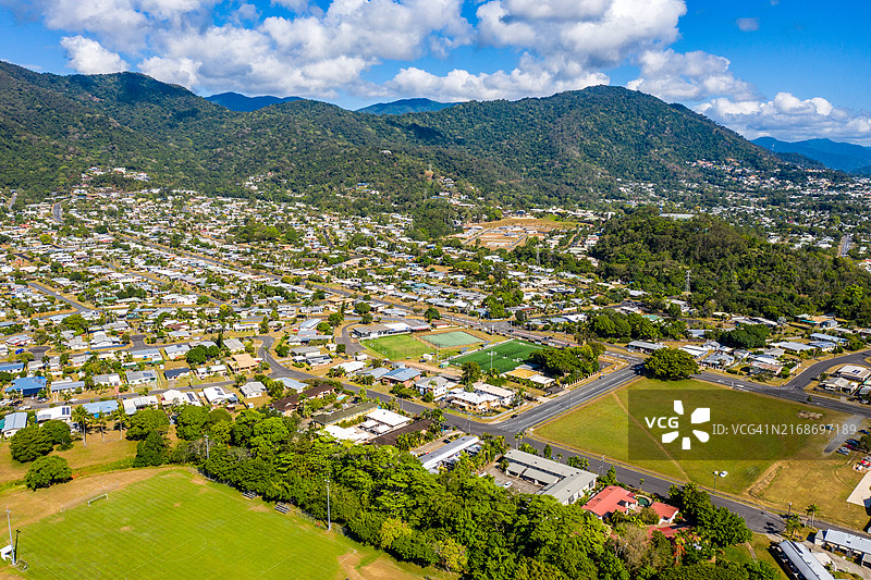 沃里郊区住宅区航拍，背景是多云天空下的群山图片素材