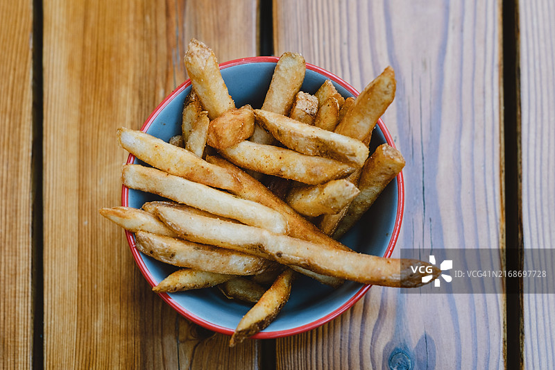 餐厅餐桌上的炸薯条图片素材