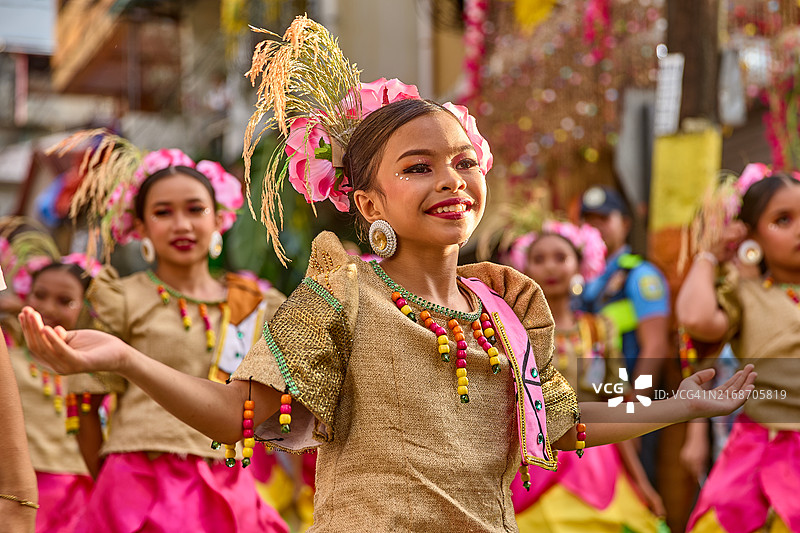 卢邦帕希亚斯节期间的街头舞蹈巡游图片素材