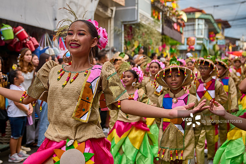 卢邦帕希亚斯节期间的街头舞蹈巡游图片素材