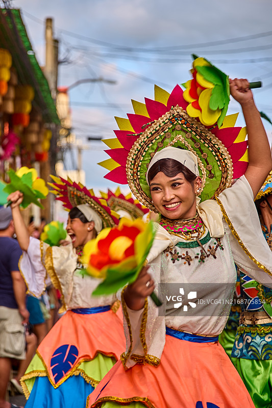 卢邦帕希亚斯节期间的街头舞蹈巡游图片素材