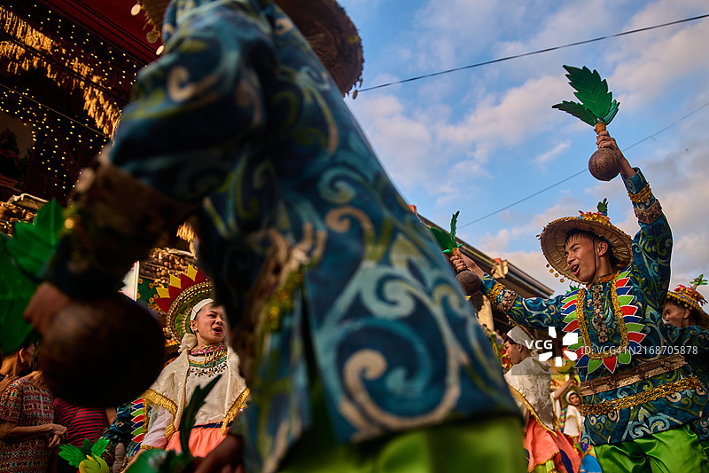卢邦帕希亚斯节期间的街头舞蹈巡游图片素材