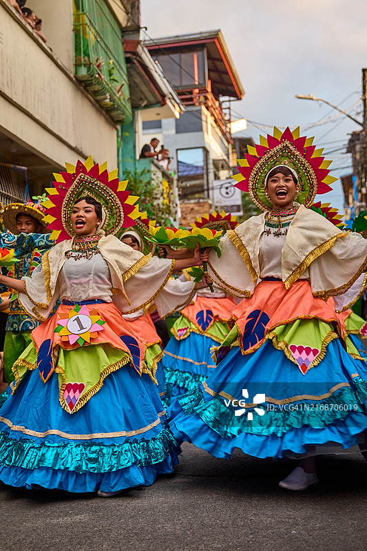 卢邦帕希亚斯节期间城镇的街舞巡游图片素材