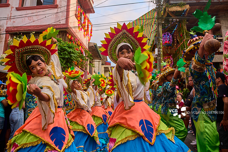 卢邦帕希亚斯节期间的街头舞蹈巡游图片素材