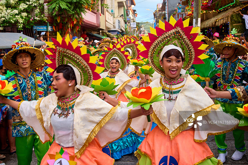 卢邦帕希亚斯节期间的街头舞蹈巡游图片素材
