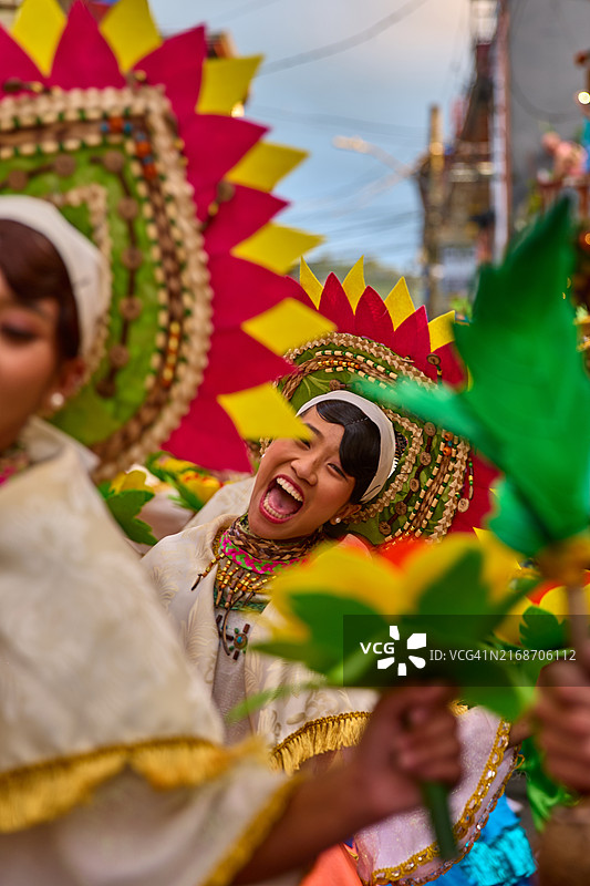 卢邦帕希亚斯节期间的街头舞蹈巡游图片素材