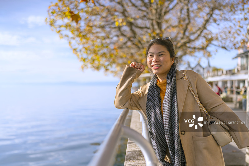 在瑞士沃韦日内瓦湖畔美丽的宁静景观中旅行，美丽的垂柳在清晨的周末，树木倒映在日内瓦湖的波光中图片素材