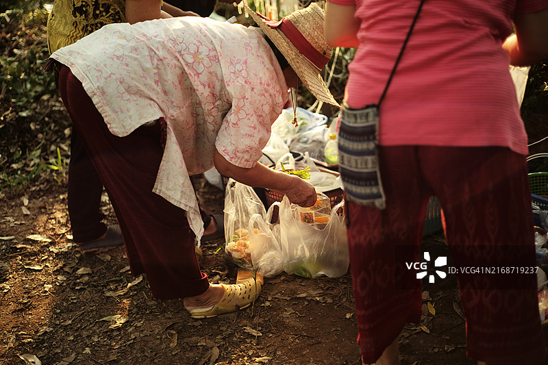 泰国北部兰纳人传统祭祀仪式上的祭品图片素材