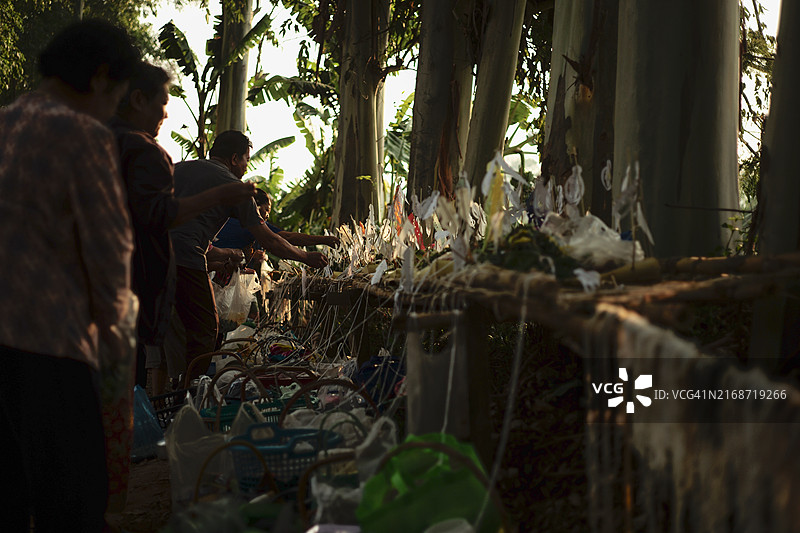 泰国北部兰纳人传统祭祀仪式上的祭品图片素材