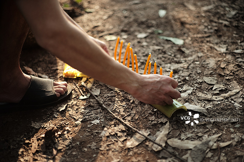 泰国北部兰纳人传统祭祀仪式上的祭品图片素材