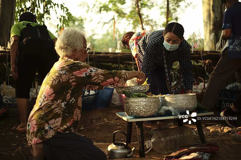 泰国北部兰纳人传统祭祀仪式上的祭品图片素材