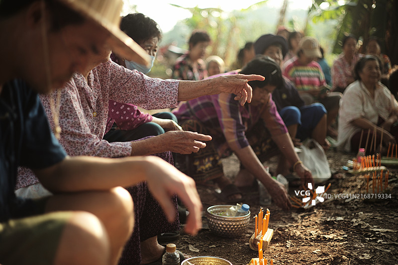 泰国北部兰纳人传统祭祀仪式上的祭品图片素材