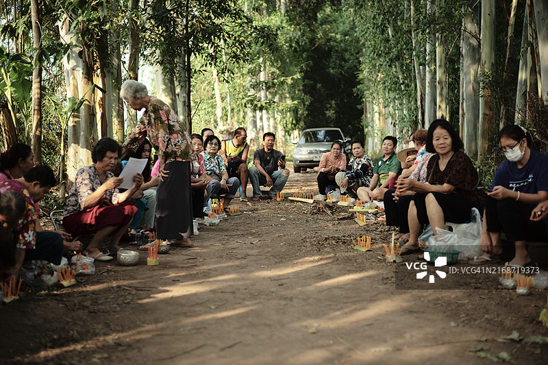 泰国北部兰纳人传统祭祀仪式上的祭品图片素材