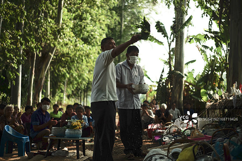 泰国北部兰纳族传统仪式：村落祭司洒圣水图片素材