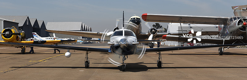 螺旋桨转动的飞机图片素材